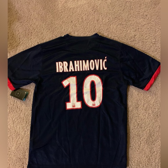 Moving to colorado I never wore this shirt trying to sell clothes I don’t need. - Picture 3 of 4